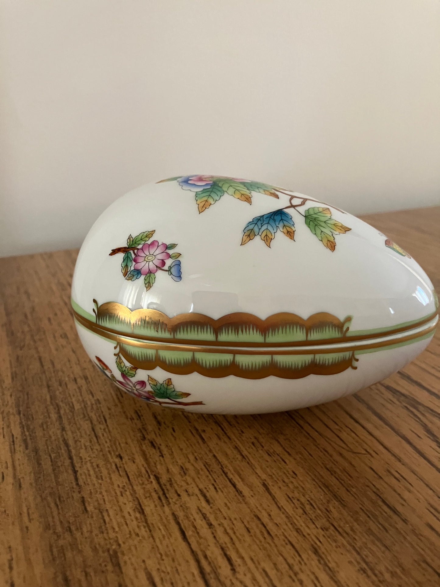 Herend Porcelain Egg Vintage Bonbon Box – Queen Victoria Pattern, Hand Painted