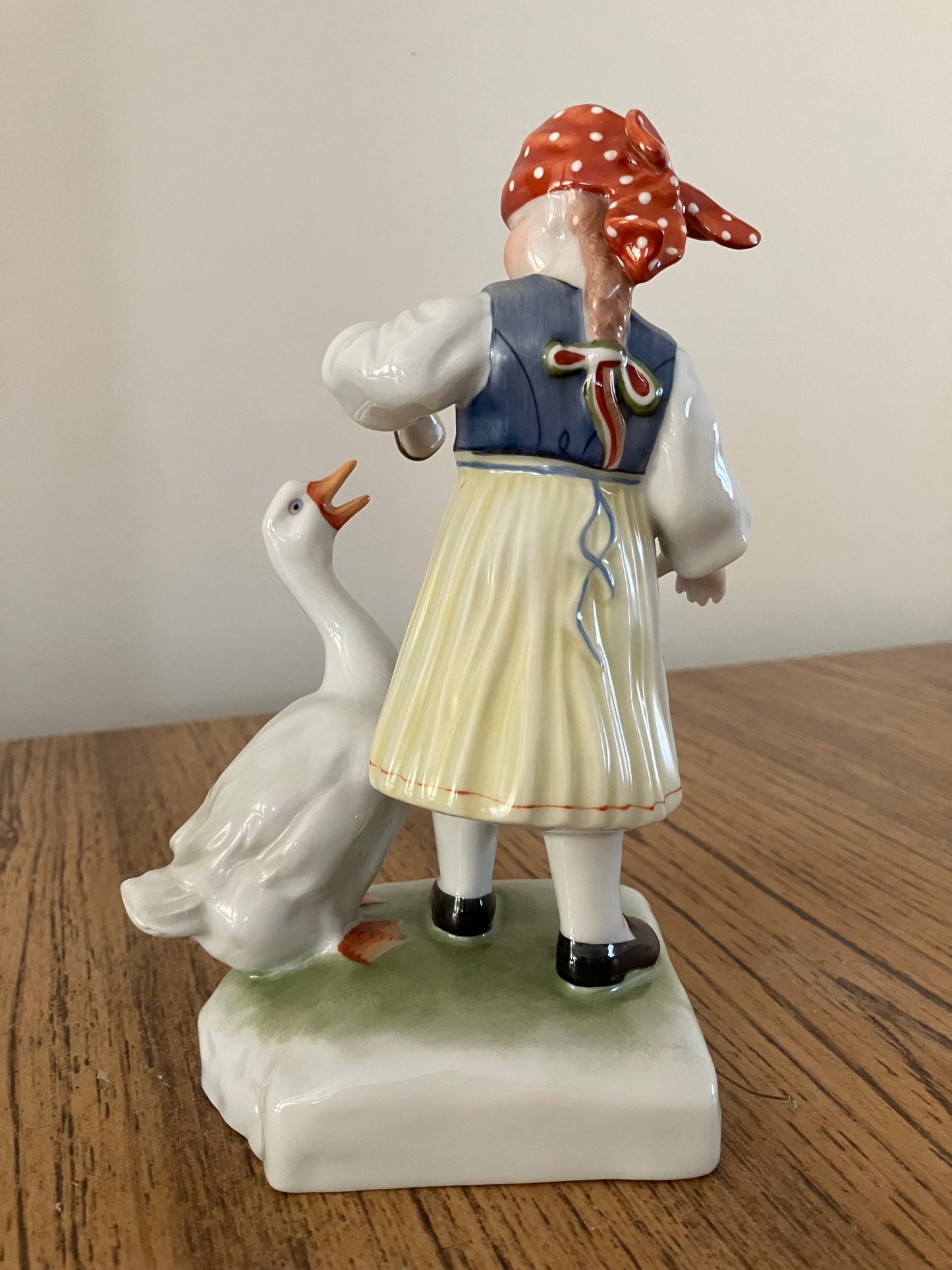 Herend Porcelain Figurine #5565 – Girl with Goose, Hand-Painted Hungary, Mint