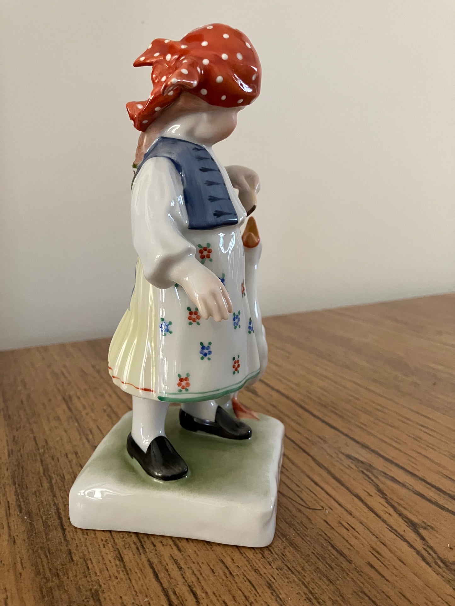 Herend Porcelain Figurine #5565 – Girl with Goose, Hand-Painted Hungary, Mint